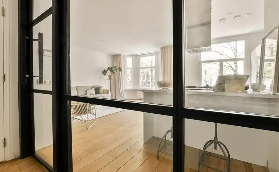 De opmars van steellook in interieur en exterieur
