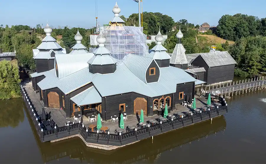 Tectum Group renoveert iconisch dak in Pairi Daiza met Azengar-zink