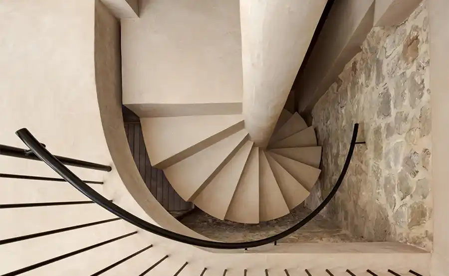 Karaktervolle trappen met mortex en bealstone: renovatie wordt design