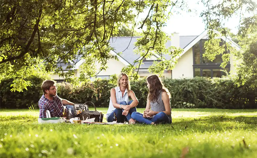 Waarom wonen in het groen je gelukkiger, gezonder én je huis meer waard maakt