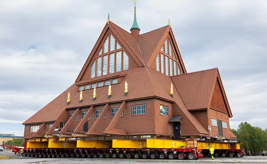 Zweedse stad Kiruna verplaatst houten kerk in één stuk