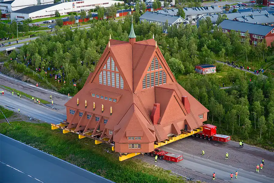 Mammoet verplaatst de houten kerk van Kiruna in één stuk