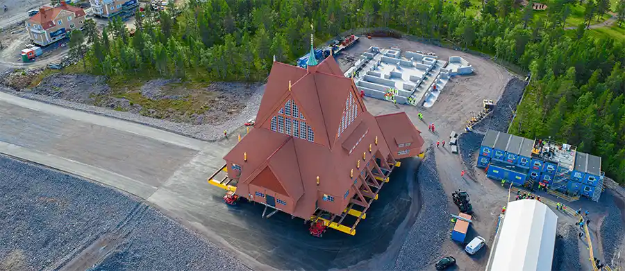 Mammoet verplaatst de houten kerk van Kiruna in één stuk