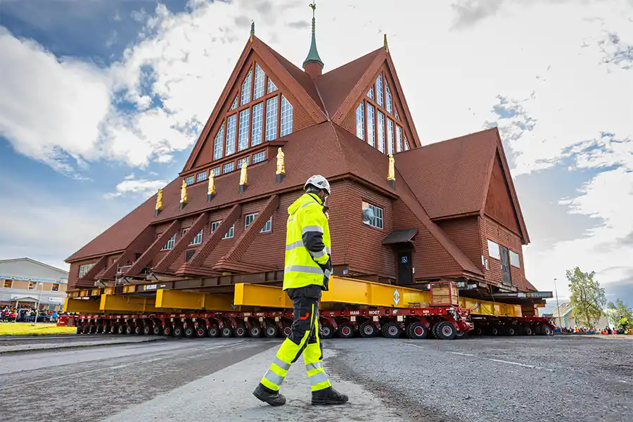 Mammoet verplaatst de houten kerk van Kiruna in één stuk