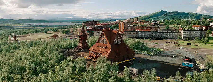 Mammoet verplaatst de houten kerk van Kiruna in één stuk