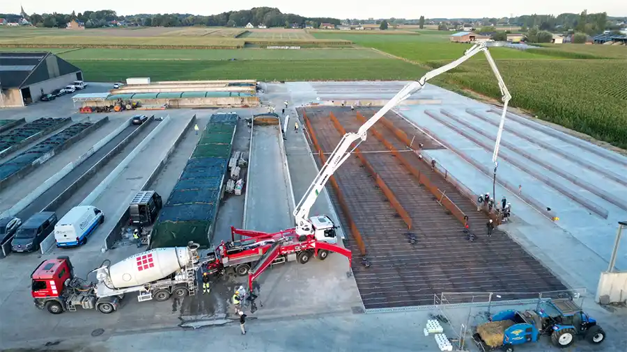 Sleufsilo's hebben rechthoekige betonnen vloeren en aan beide lange zijden een sterke betonnen keerwand
