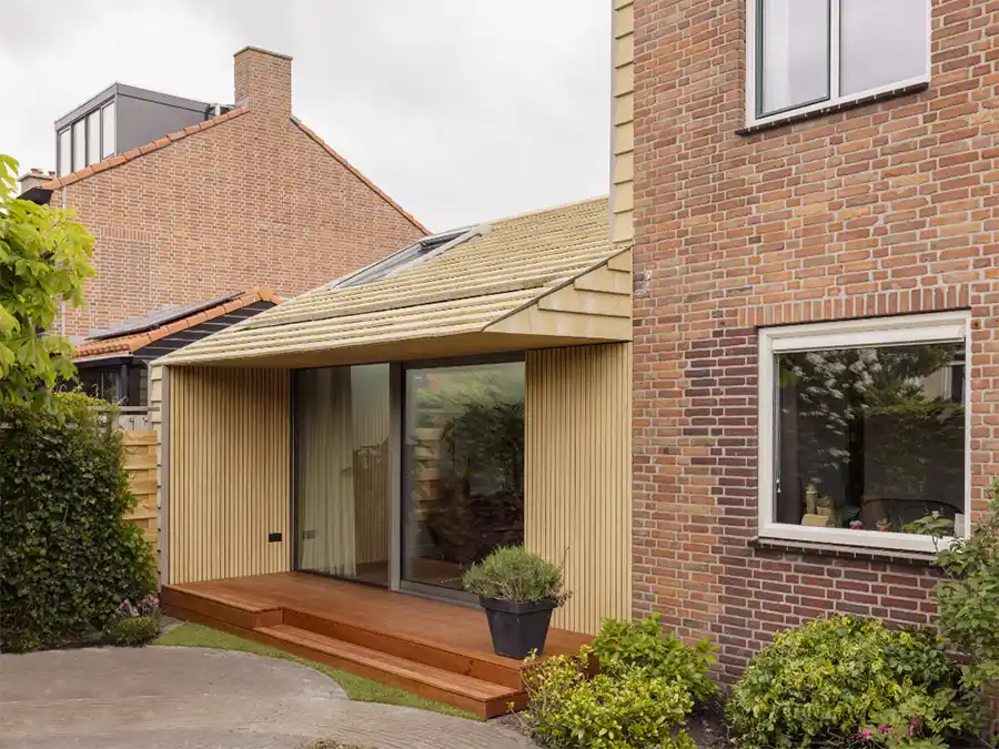 Duurzame uitbouw verandert naoorlogse woning in gezinswoning