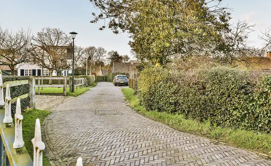 Identiek huis is 6,2 procent duurder in dreef dan in straat