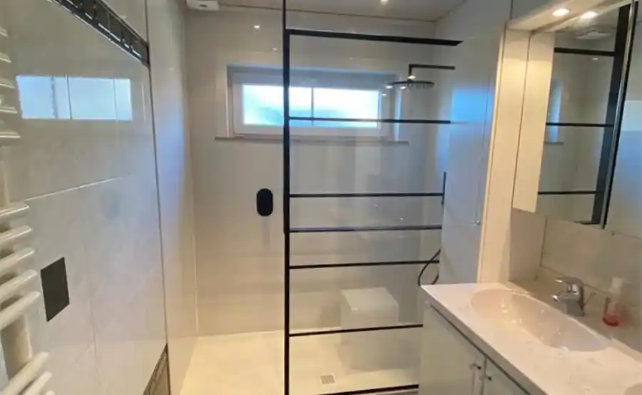 Versleten douche? Een naadloze Saetfix-wand biedt de oplossing