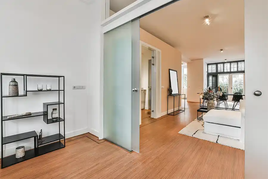 Een glazen schuifdeur voor in het interieur