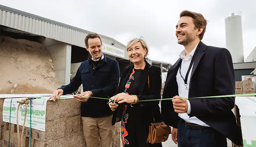 De opening van de eerste recyclagelijn voor hennepbeton