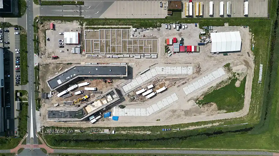 Luchtfoto van de bouw van AZC Dordrecht