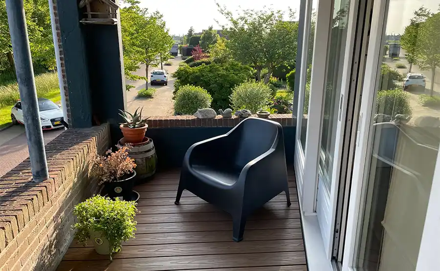 De werkelijke kosten van een terras: onderhoud van hout versus composiet vlonderplanken