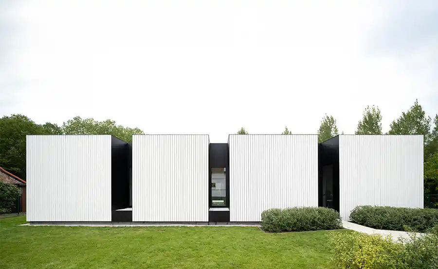 Minimalistische woning van Binst Architects vloeit samen met het landschap