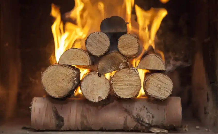 Brandhout opslaan in de tuin met een houtopslag