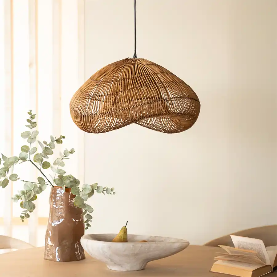 Een hanglamp boven een ronde eettafel