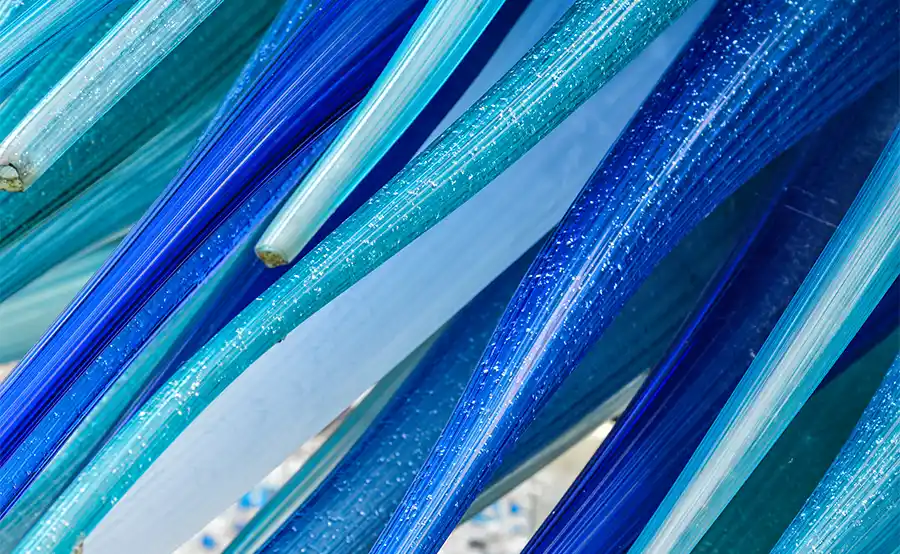 Hoe de microstructuur van glasvezelkabel bepaalt hoeveel datasnelheid jij écht haalt