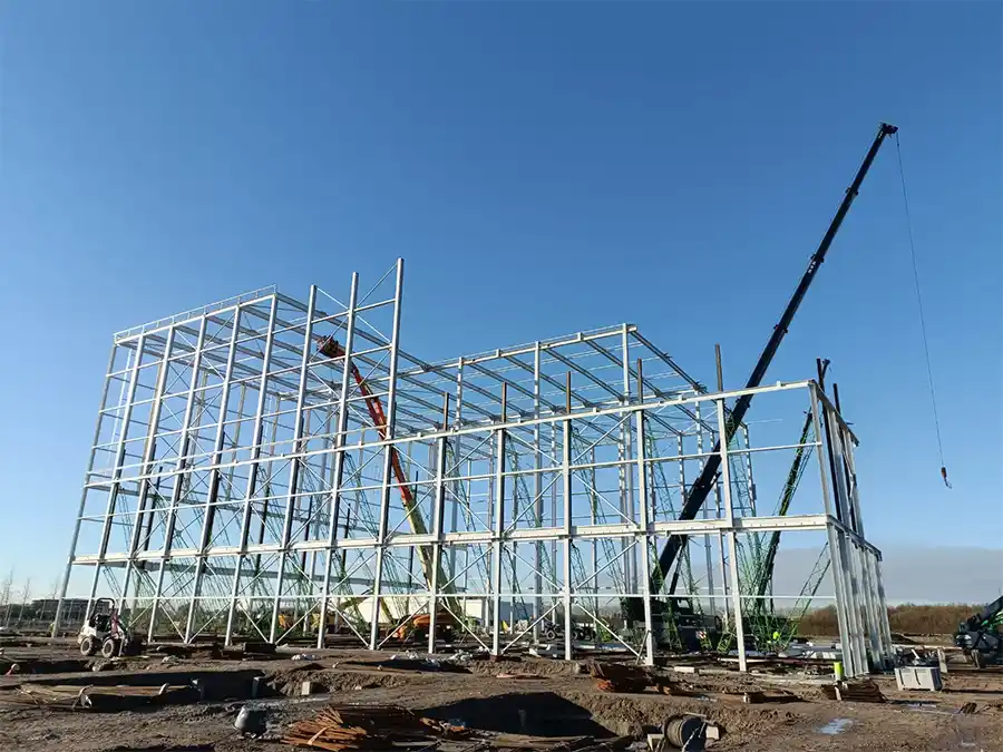 Mobiele batterijen vangen nettekort op bij bouw Quooker-magazijn