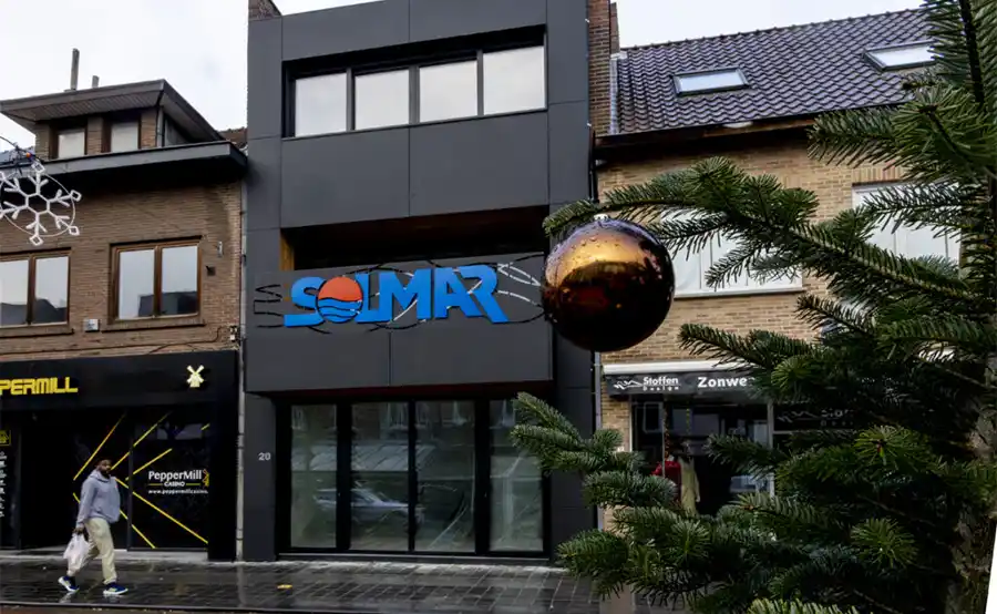 Zonneglas maakt gevel Maasmechels reisbureau tot energiebron