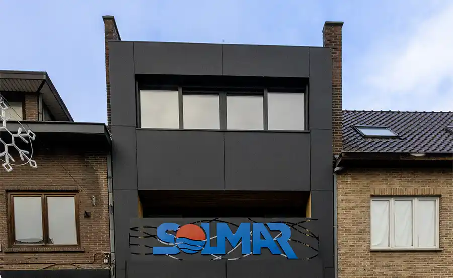 Zonneglas maakt gevel Maasmechels reisbureau tot energiebron