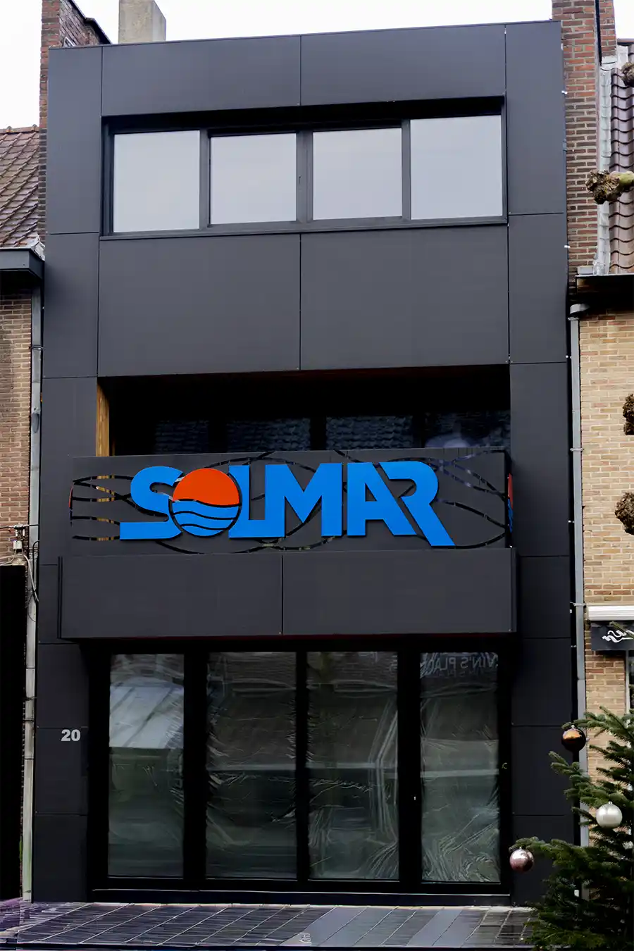 Zonneglas maakt gevel Maasmechels reisbureau tot energiebron