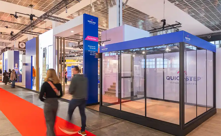 Kelly Claessens test waterdichte laminaatvloer van Quick-Step op Batibouw