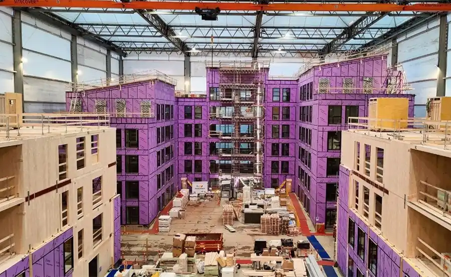 Hoog houten woonproject in Kopenhagen verrijst onder megatent