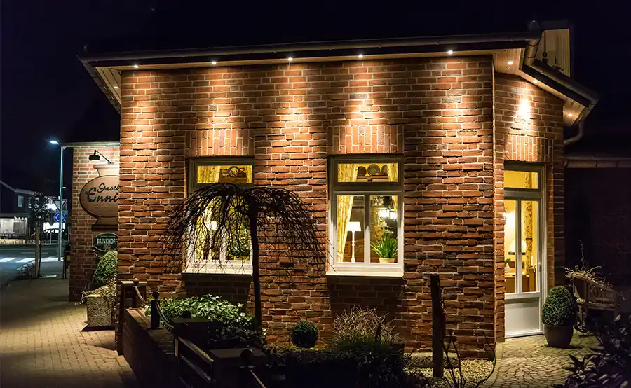 Gevelverlichting op een donkere gevel: ga voor up-down licht?