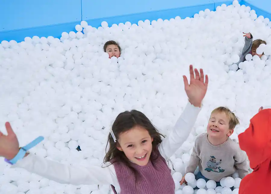 spelende kinderen in C-Mine PLAYGROUND