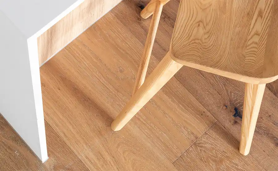 Vloerglijders kiezen: vilt bij schuiven, kunststof bij zand