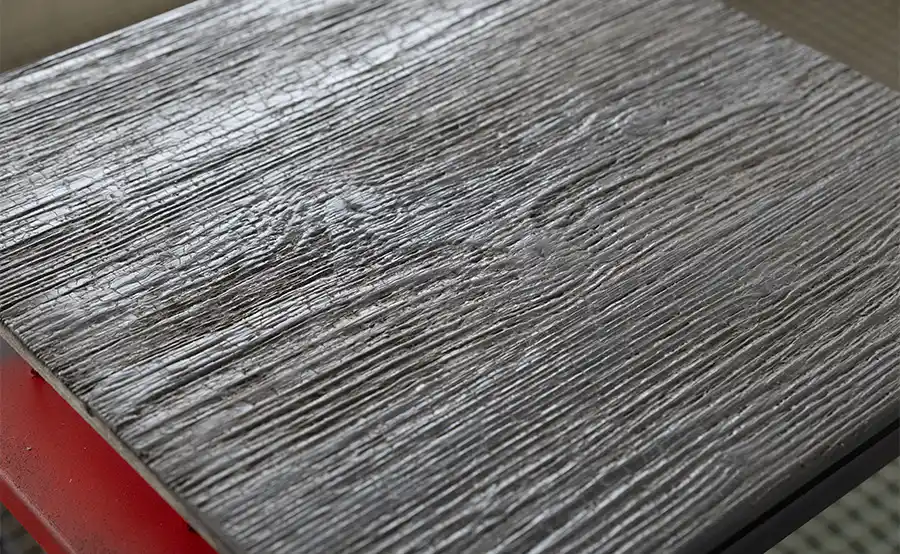 Zo creëer je de burnt wood-look zonder echt verkoold hout