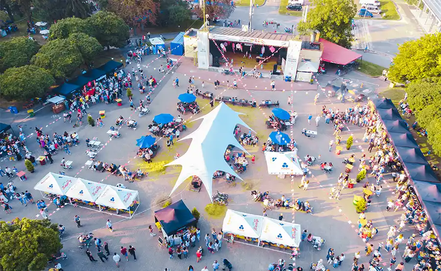 Kunststof rijplaten huren voor festivals: bescherm het terrein en houd alles toegankelijk