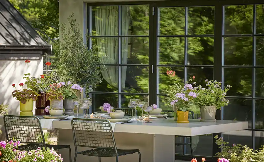 Stylingtips voor een sfeervolle zomerse tuintafel