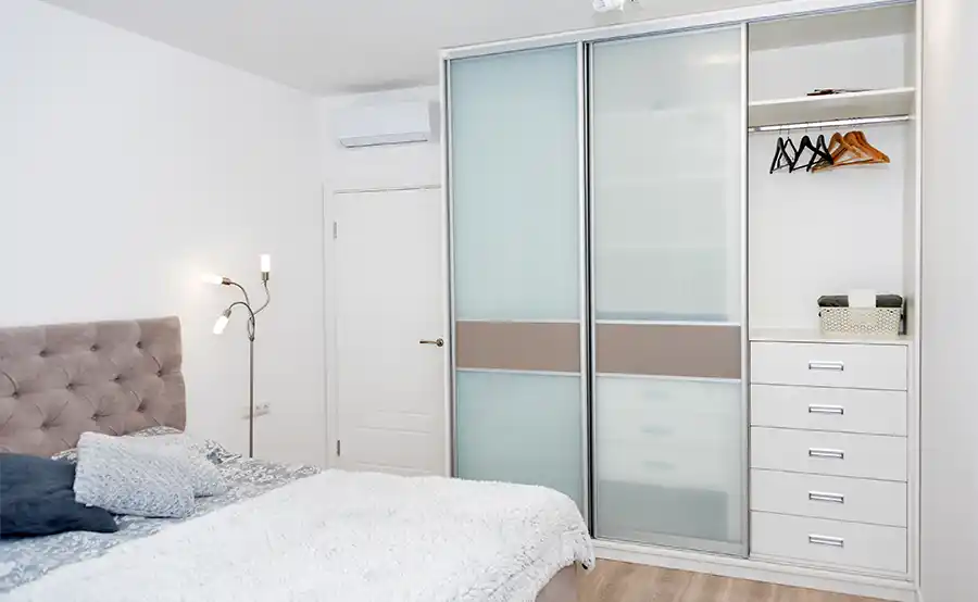 Waarom een slaapkamerkast op maat de rust in je slaapkamer verandert