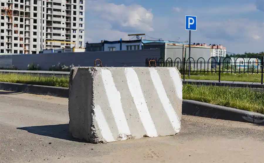 Waarom staan er betonblokken bij theaters en concertzalen?