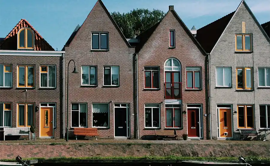 Waarom de woningopgave vertraagt door personeelskrapte: de zoektocht naar nieuwe energie