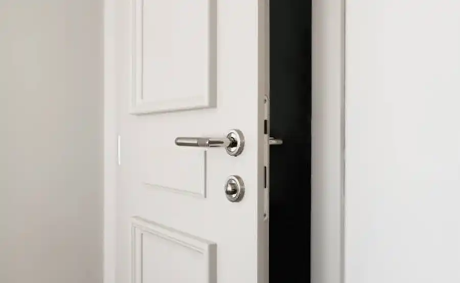 Meer licht en ruimtelijkheid in huis: de kracht van transparante afscheidingen