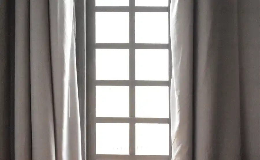 Een gehorige kamer los je op bij het raam. Zo dempen gordijnen galm en geluid