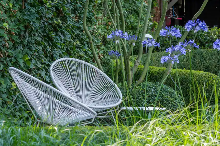 stoeltjes in de tuin
