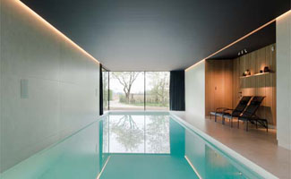 Binnenzwembad, sauna en spa worden één dankzij grootformaat tegels