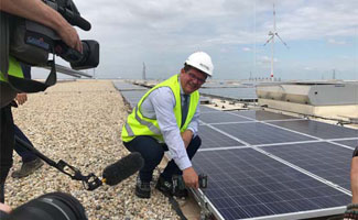 Eerste grote zonnedak sinds 2013: Bart Tommelein plaatst laatste paneel