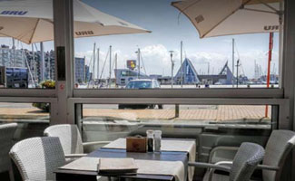 Verwarmd glas op terras in haven Blankenberge