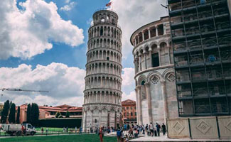 De toren van Pisa staat wat minder scheef