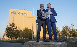 Rini Quirijns, Managing Director Gyproc, geeft fakkel door aan Dirk De Meulder