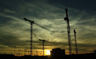 Opdrachtgevende besturen moeten bouwbedrijven ondersteunen