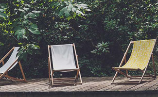 Ligstoelen en houten tuinsets: de perfecte combi voor een zalige zomer!