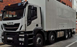 Overmat neemt compacte vrachtwagen voor EPS-isolatiemortel in productie
