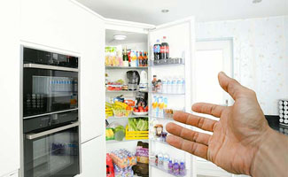 Slimme koelkasten met verse maaltijden veroveren bedrijfskantines