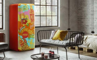 Smeg geeft haar iconische koelkast een nieuwe look in samenwerking met Coca-Cola