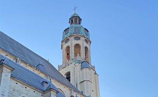 Sint-Andrieskerk in voorjaar 2025 volledig uit de stellingen